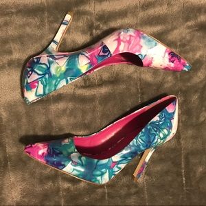 Gorgeous BCBG Pumps!